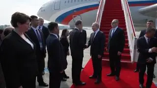 Czerwony dywan dla Putina. Tak rozpoczął  "bezprecedensową" wizytę