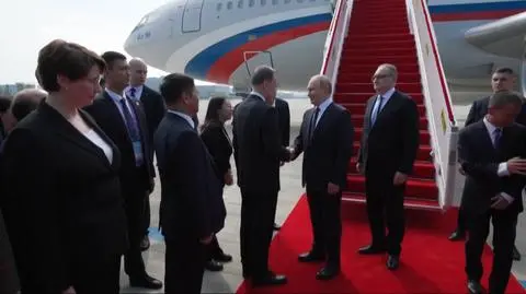 Putin przyleciał do Tianjin na północy Chin. Został powitany na czerwonym dywanie