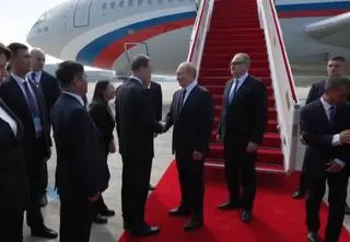 Czerwony dywan dla Putina. Tak rozpoczął  "bezprecedensową" wizytę