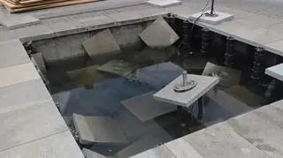 Uszkodzona fontanna na rynku w Myśliborzu 