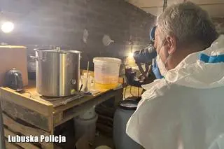 Funkcjonariusze zabezpieczali wszystkie ujawnione substancje i urządzenia 