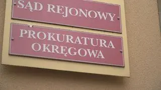 Dziura w szybie busa, ranny kierowca. Badają, co się stało na drodze