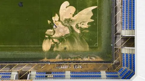 Mecz odwołany. Murawa zniszczona, "stoi woda"