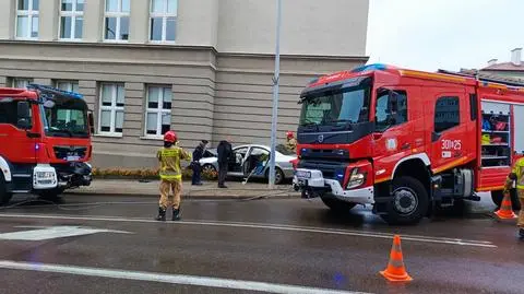 Samochód uderzył w ścianę budynku
