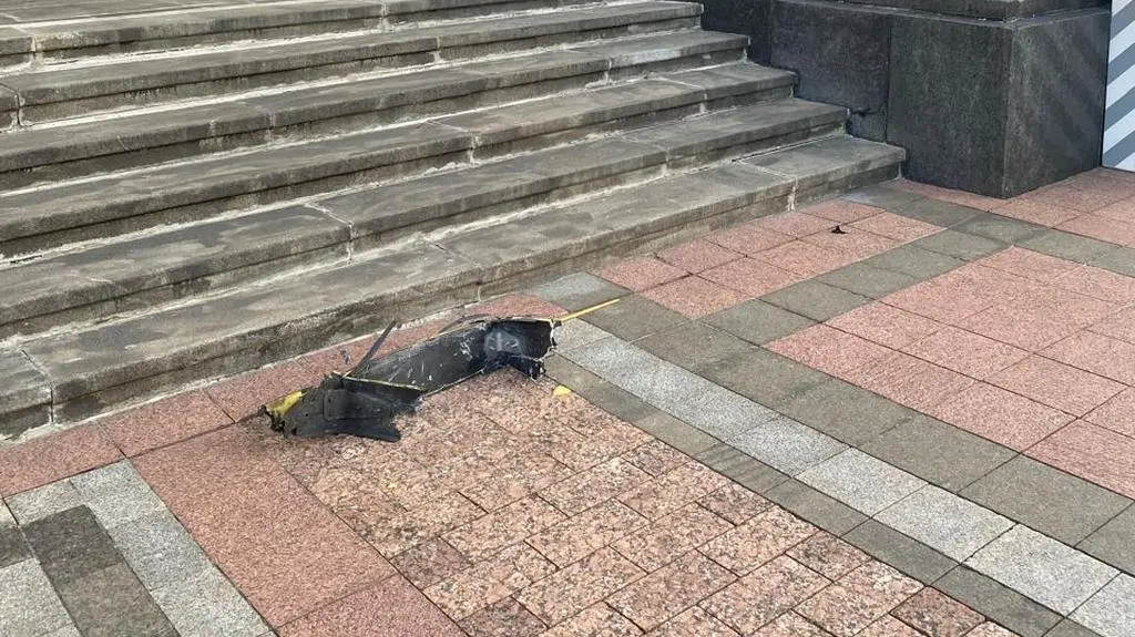 Odłamki drona przed wejściem do budynku Rady Najwyższej 