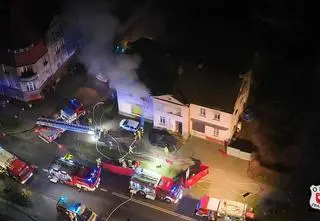 Cztery osoby były już na zewnątrz, jedna została w płonącym budynku