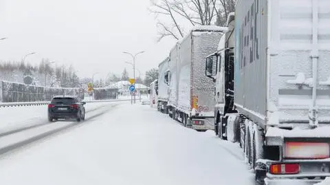 Biało na drogach, warunki jazdy są trudne