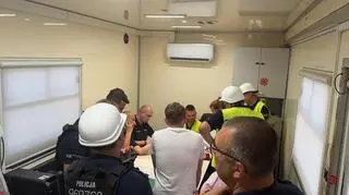Działania policji na miejscu pożaru w Ząbkach