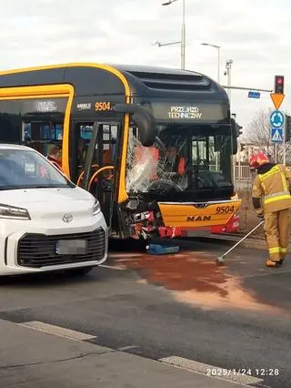 Kolizja z udziałem miejskiego autobusu 