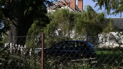 Zniszczony przez drona dach budynku mieszkalnego w miejscowości Wyryki