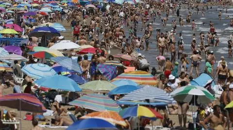 Tłumy na plaży w Walencji