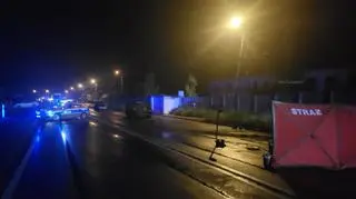 Stracił panowanie nad samochodem, uderzył w budynek i dachował