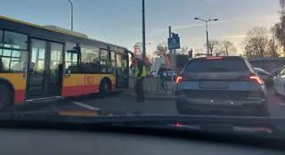 Autobus zablokował ulicę Wiertniczą