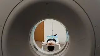 W tomografii komputerowej stosowane jest takie samo promieniowanie jonizujące jak w zdjęciach rentgenowskich