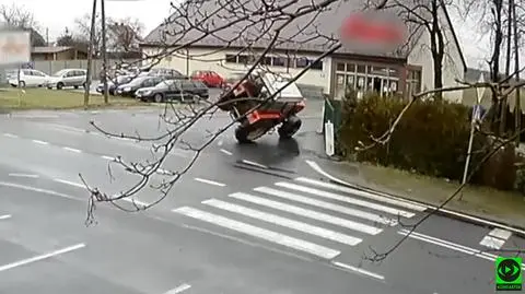 W zakręt na pełnym gazie. Ciągnik rolniczy przewrócił się na bok