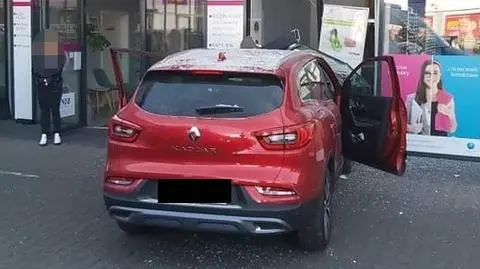 Mężczyzna próbował wyjechać z zatłoczonego parkingu 