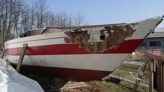Gołym okiem widać, że łódź nie oparła się zębowi czasu