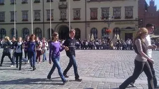 Skrzyknęli się na facebooku by odtańczyć belgijkę