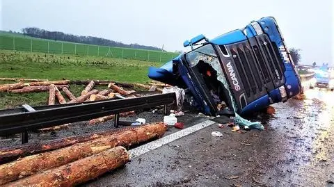 Miał ponad trzy promile. Na A4 stracił panowanie nad ciężarówką, zgubił ładunek