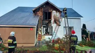 25 strażaków z sześciu zastępów przez blisko cztery godziny gasiło pożar domu.