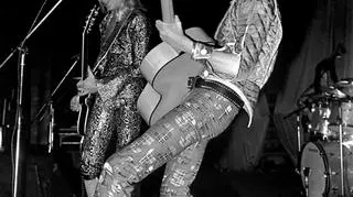 David Bowie i Mick Ronson podczas trasy koncertowej "Ziggy Stardust", grudzień 1972