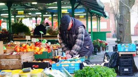 bazarek warzywa bazar zieleniak vegies vegetables warzywniak owoce - Wirestock Creators shutterstock_2037876215