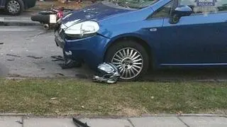Motocyklista stracił panowanie i uderzył w zaparkowany samochód