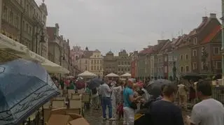 Mimo deszczu, wielu turystów zebrało się przed ratuszem