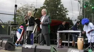 Ciemne dżinsy, tunika i krótka kurteczka 