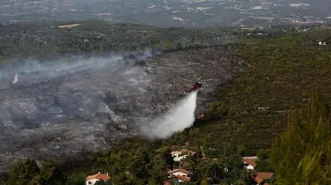 Uszkodzone domy, spalone samochody, ewakuacja ludności w pobliżu Aten