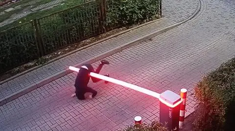 Położył się na szlaban, przewrócił i nie mógł wstać. Szuka go policja