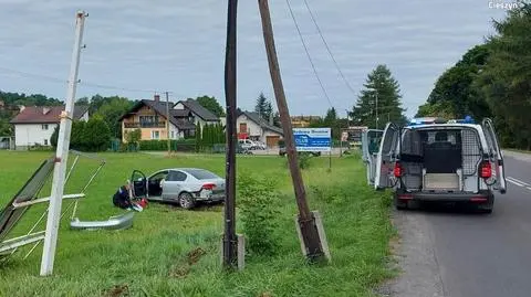 Podczas ucieczki po napadzie na sklep rozbił się w rowie