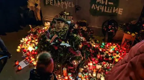 Białorusini składają znicze po śmiertelnym pobiciu mężczyzny w Mińsku 