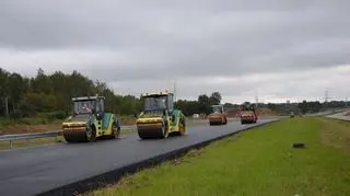 Prace drogowców na budowie drogi S14