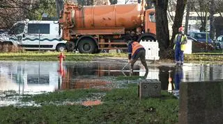 Woda zalała ulicę Gdańska