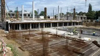 W innych częściach wylewane są fundamenty