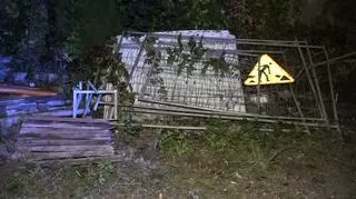 Upadek zamortyzowały elementy metalowego ogrodzenia
