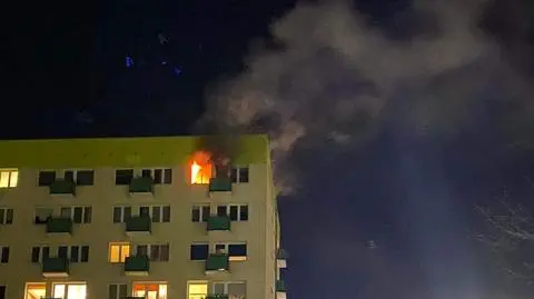 "Płomienie i zadymienie wychodziły przez okno". Ugasili pożar, znaleźli zwłoki kobiety