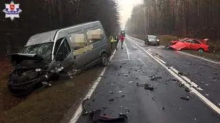 Czołowe zderzenie busa i samochodu osobowego