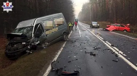 Czołowe zderzenie busa z samochodem osobowym. Auta rozbite, kobieta w szpitalu