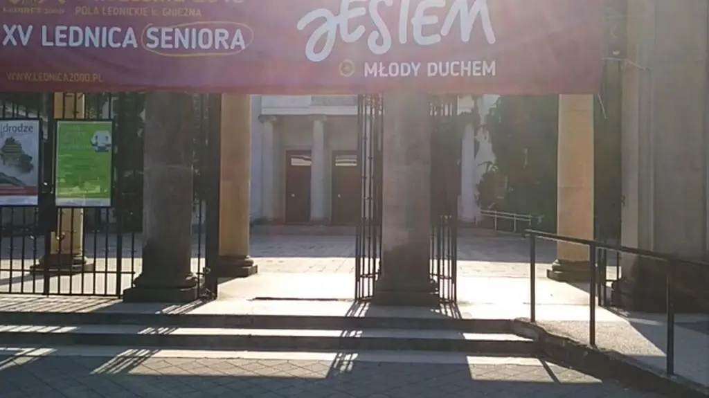 Poznań: Substancje biologiczne na trawniku przed kościołem