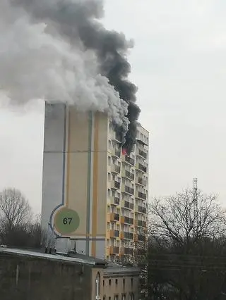 Płomienie pojawiły się w mieszkaniu na dziewiątym piętrze