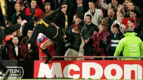 "Żałuję, że nie kopnąłem go jeszcze mocniej". Cantona wspomina atak na kibica