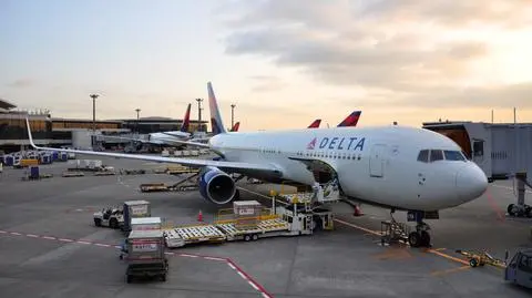 Delta Boeing 767-332 tokio haneda japonia lotnisko shutterstock_586724957
