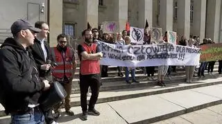 Protest migrantów przed Dolnośląskim Urzędem Wojewódzkim