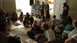 Sześć tysięcy uczestników, przeszło 120 warsztatów, stu artystów i 10 scen. W Lubiążu trwa XX Slot Art Festival.