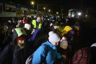 Stacja w Olkuszu. Przyjazd pociągu z uchodźcami z Ukrainy
