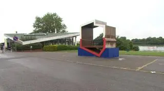 Uszkodzona ławka "z polską flagą" w Poznaniu