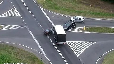 "Nie ustąpiła pierwszeństwa przejazdu i uderzyła w busa". Policyjny dron nagrał przebieg wypadku