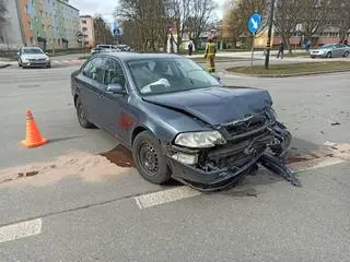 Zderzyły się dwa samochody. Porsche ścięło przystanek autobusowy